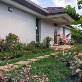 Cosy 2-bedroom home with garden and free parking, hotel i Nairobi