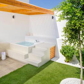 ETHOS Luxury Home - Seaview Villa with Hot-Tub!, hótel í Iraio
