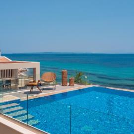 Nerea SeaFront Villa, a Pristine Retreat, By ThinkVilla, hotelli kohteessa Akrotiri