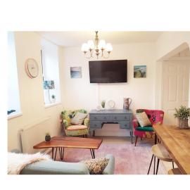 St Ives apartment private parking with garden 10 minute walk into town and beach