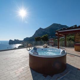 MAIN Roof Terrace Apartment, hotell sihtkohas Nerano
