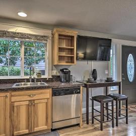 Chic Battle Ground Apartment ~ 18 Mi to Vancouver!, Hotel in Battle Ground