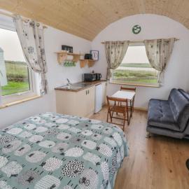 The Snuggly Sheep Shepherd Hut & Sauna Farm Stay, hotel in Ballyshannon