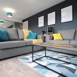 DELFT - Spacious Home, High Speed Wi-Fi, Free Parking, Terrace, hotel i Swindon