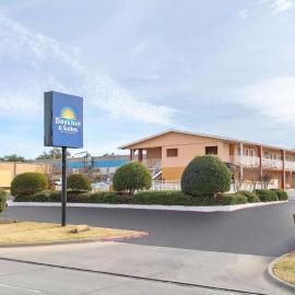 Days Inn & Suites by Wyndham Arlington Near Six Flags, hotel in Arlington