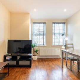 Luxury 2BDR duplex apt, N London, 2 floors, hotel in Enfield