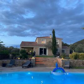 Très belle villa piscine jacuzzi grande propriété 10 pers, Hotel in Belgodère