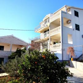 Apartments Nakir, hotel Slatinében