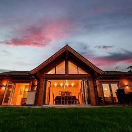 Cuddfan Lodge on a Beautiful Lake, hotel a Newport