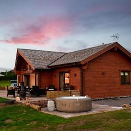 Cuddfan Lodge on a Beautiful Lake, Hotel in Newport
