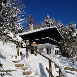 Charming chalet with panoramic view and private parking in Gruyère, hotel v destinaci Gruyères