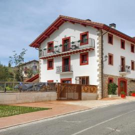 Apartamentos turísticos Rurales ITURBURUARENA, hotel in Alcoz