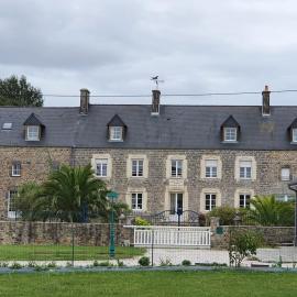 Chambres du logis De La Mare Du Parc, Hotel in Surtainville