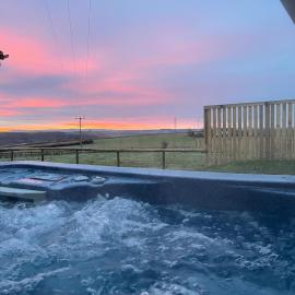 NEW! Country boutique escape . HOT TUB, khách sạn ở Weare Giffard