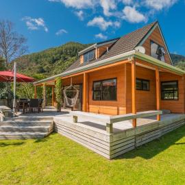 Family Escape - Pauanui Holiday Home, hotel in Pauanui