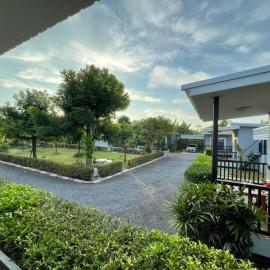 Baan Ruay Suk Resort, Lopburi: Lop Buri şehrinde bir otel