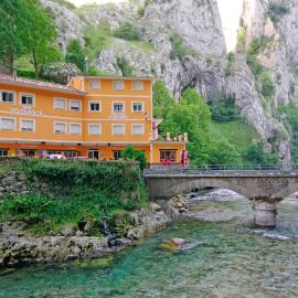 Hostal Poncebos, готель у місті Понсебос