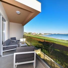 Beachfront villas Sun Garden by Adex Travel, готель у місті Привлака
