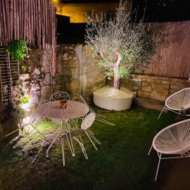 TY LAUMANN sur le PORT petite maison avec jardin - Parking gratuit, Hotel in Vannes
