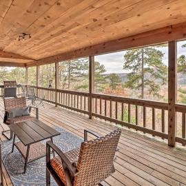 Piney Bluff Retreat with Mountain Views!, hotel in Mountain View