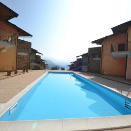 La casa di Gabry in residence con piscina comune, hotel in Tavernola Bergamasca