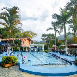 Portón de Occidente by Bernalo Hotels，聖赫羅尼莫的飯店