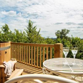 Abbey Farm Glamping & Cottage, מלון בטאים
