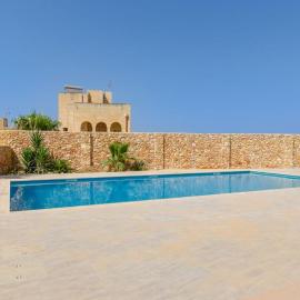 Hygge Holiday Home with Large Communal Pool and Private Hot Tub, hotel v destinácii Xagħra