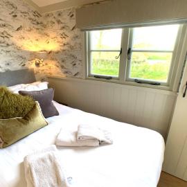 Luxury Shepherds Hut with Superb Views & Fire Pit & walking distance to a superb Gastro Pub, hotel in Lamerton