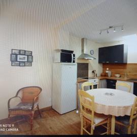 Agréable T2 avec petite cour privative - 3 nuits minimum, hotel a La Bourboule