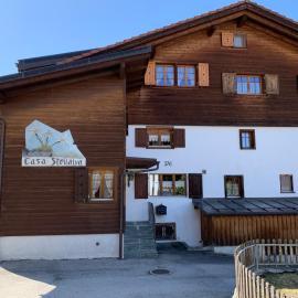 Casa Steilalva - grosszügiges Chalet für erholsamen Familienurlaub โรงแรมในSurrein