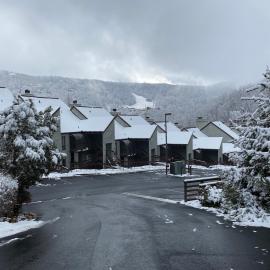 Two bedroom mountain condo, 2 minutes from ski resort, pool and clubhouse onsite !