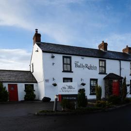 Ballyrobin Hotel, מלון בAldergrove