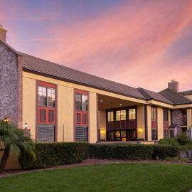 Best Western Plus Raffles Inn & Suites, hotell i Anaheim