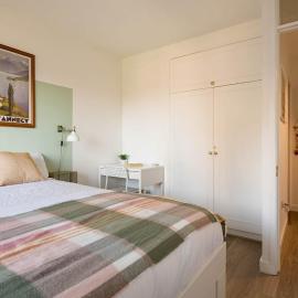 Stylish apartment with balcony, minutes from beach
