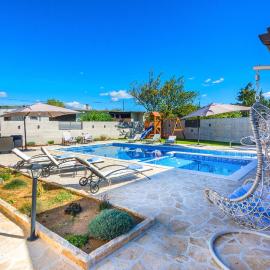 Holiday Home Tower with private pool, sauna and quads, hotel i Smilčić