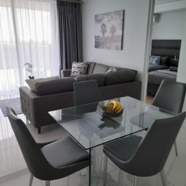 Stylish Modern 2BR in Waterfall Ellipse - Sleeps 4 - Fast WiFi - Secure Parking