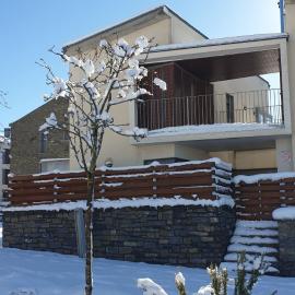 Chalet adosado entero, bbq y piscina comunitaria, Hotel in Sabiñánigo