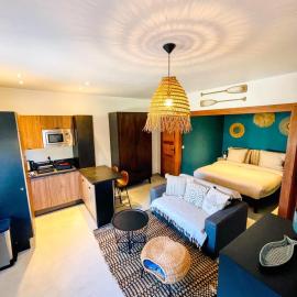 AU BORD DE L'EAU Studio climatisé avec Terrasse et vue mer à 40m de la plage، فندق في كاسيس