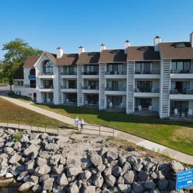 119 Edgewater Inn