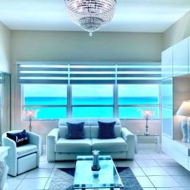 Large luxurious direct ocean front Penthouse or Deluxe 1 BR ocean front condo-Beach access- Free parking- Remodeled โรงแรมในไมอามีบีช