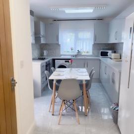 The Grove 7 Bedroom, 7 Showers, 8 Beds, 8 toilets Beautiful House, hotel in Plumstead