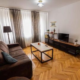 Cosy 2-bedroom flat - Fully equipped, Hotel in Reşiţa