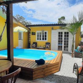 Villacasamarela mini casinhas de hospedes Rio vermelho, Hotel in Florianópolis