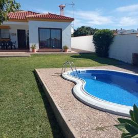 Chalet Las Adelfas Chaparrillo, hotel in Conil de la Frontera