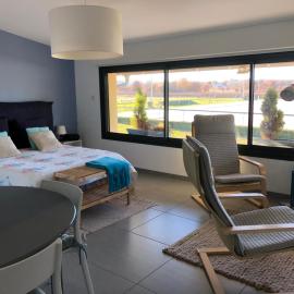 Gite-Grand studio contemporain proche Toulouse dans domaine Equestre, hótel í Bouloc