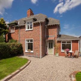 Stylish 2BR Cottage Garden & Parking 5 mins to Titanic
