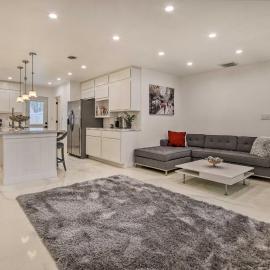 Renovated Griffith Family Home in Chicagoland Area, hotel in Griffith