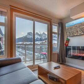 Top Floor Condo - 2BR & AC with Mountain Views, hotel em Canmore