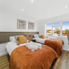 Modern Bungalow in Maidstone sleeps 5 with free parking, hotel in Maidstone